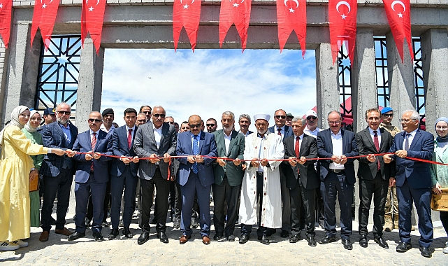 RESTORE EDİLEN SULTAN MURAT ŞEHİTLİĞİ DUALARLA AÇILDI