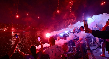 TARAFTARSAN YALNIZ BIRAKMAZSIN!