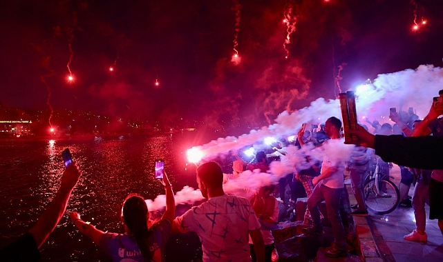 TARAFTARSAN YALNIZ BIRAKMAZSIN!