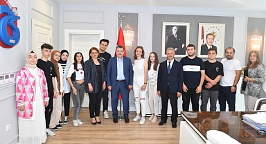 ÜNİVERSİTELİ ÖĞRENCİLER BAŞKAN GENÇ’İ ZİYARET ETTİ!