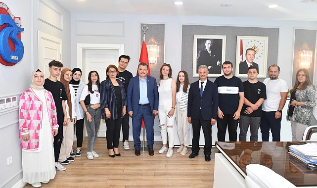 ÜNİVERSİTELİ ÖĞRENCİLER BAŞKAN GENÇ’İ ZİYARET ETTİ!