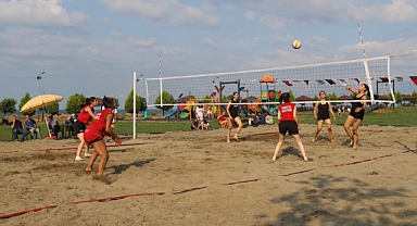 AKÇAABAT’TA PLAJ VOLEYBOLU BAŞLADI