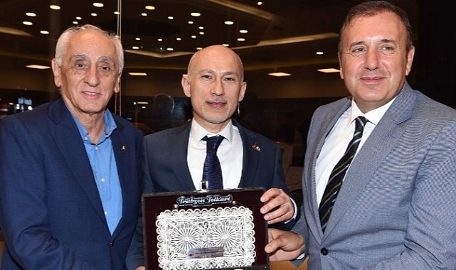 EREN VE ÇELEBİ'DEN GÜRCİSTAN BAŞKONSOLOSU JAPARİDZE'YE TEŞEKKÜR PLAKETİ