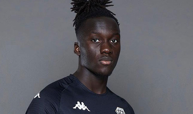 MENDY BJK MAÇINDA SAHADA!