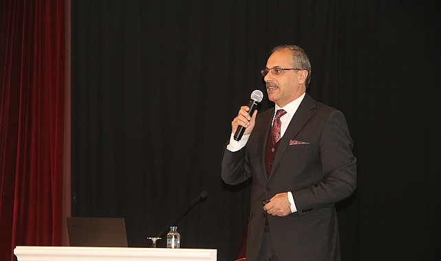 AKÇAABAT’TA ‘KURULUŞTAN TÜRKİYE YÜZYILINA CUMHURİYET’ ADLI KONFERANSI YAPILDI