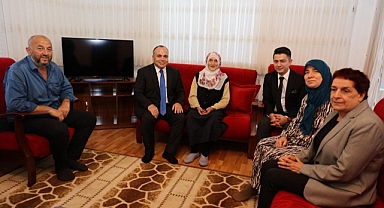 CUMHURİYETİN ANNESİNE DEVLETİN VALİSINDEN ZİYARET 