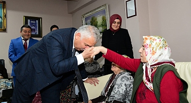 VALİ AZİZ YILDIRIM VE EŞİ HUZUREVLERİNİ ZİYARET ETTİ