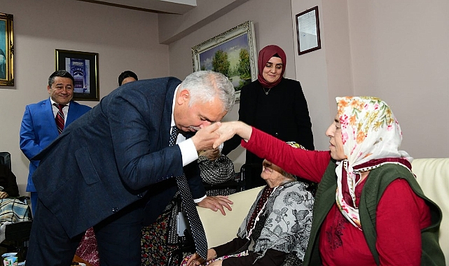 VALİ AZİZ YILDIRIM VE EŞİ HUZUREVLERİNİ ZİYARET ETTİ