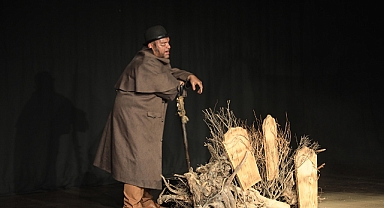 AKÇAABAT’TA ‘KOLEKSİYONCU’ ADLI TİYATRO SAHNELENDİ