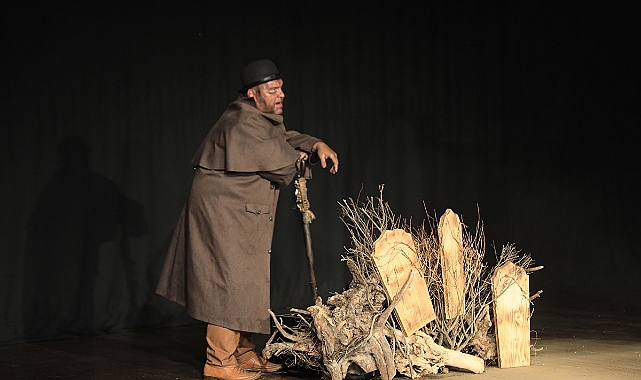 AKÇAABAT’TA ‘KOLEKSİYONCU’ ADLI TİYATRO SAHNELENDİ