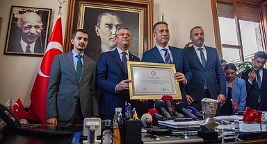 CHP'NİN YENİ GENEL BAŞKANI ÖZGÜR ÖZEL MAZBATASINI ALDI