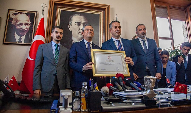 CHP'NİN YENİ GENEL BAŞKANI ÖZGÜR ÖZEL MAZBATASINI ALDI