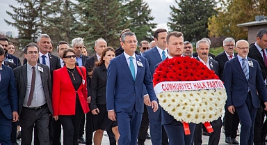 ÖZGÜR ÖZEL, ECEVİT’İN KABRİNİ ZİYARET ETTİ