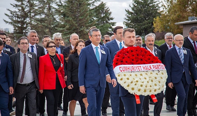 ÖZGÜR ÖZEL, ECEVİT’İN KABRİNİ ZİYARET ETTİ