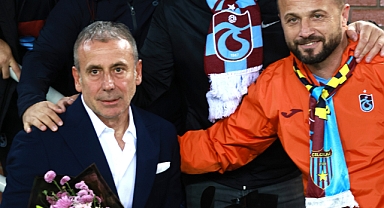 TRİBÜN LİDERLERİNDEN AVCI'YA ÇİÇEK