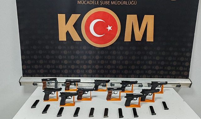 ARACINDAN RUHSATSIZ 11 ADET RUHSATSIZ TABANCA ÇIKTI