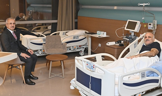 BAKAN URALOĞLU, ZORLUOĞLU'NU HASTANEDE ZİYARET ETTİ