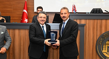 BAŞKAN GENÇ’TEN İSTİFA EDEN MECLİS ÜYELERİNE JEST!