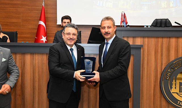 BAŞKAN GENÇ’TEN İSTİFA EDEN MECLİS ÜYELERİNE JEST!