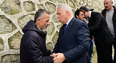 BEŞİKDÜZÜ'NDE DENİZE DÜŞEN GENÇLERDEN BİRİ BULUNDU