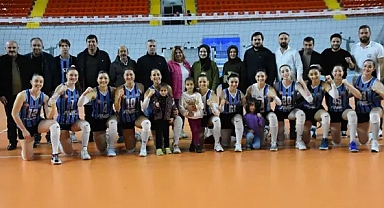 BORDO MAVİ 61'İN SULTANLARI SET VERMEDEN GALİP!