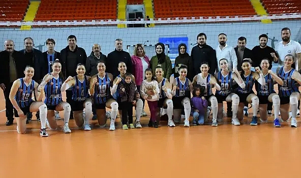 BORDO MAVİ 61'İN SULTANLARI SET VERMEDEN GALİP!