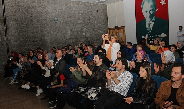 GARMAGUDAL"LA SEYİRCİ GÜLMEKTEN KIRILIYOR!