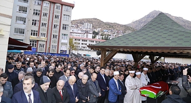 TÜRK DÜNYASININ MUSTAFA HOCASI MAHŞERİ KALABALIK İLE UĞURLANDI