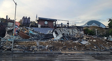 ÜSKÜDAR SAHİLİ BİR KAÇAK YAPIDAN DAHA KURTARILDI