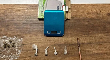 ARACINDA UYUŞTURUCU MADDE KULLANIRKEN YAKALANDI