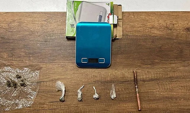 ARACINDA UYUŞTURUCU MADDE KULLANIRKEN YAKALANDI