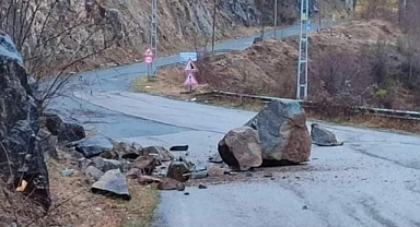MAÇKA'DA YOL DÜŞEN KAYALAR TRAFİĞİ FELÇ ETTİ