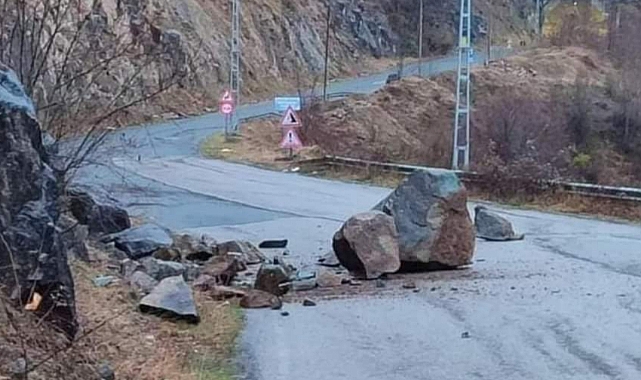 MAÇKA'DA YOL DÜŞEN KAYALAR TRAFİĞİ FELÇ ETTİ