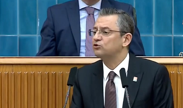 ÖZEL: MECLİS'TE İKİ KİŞİ PROMTER KULLANIYOR İKİSİNİN KABLOSU DA SARAYIN ODASINA ÇIKIYOR