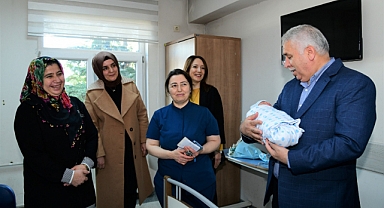 VALİ YILDIRIM, TRABZON'DA YENİ DOĞAN BEBEKLERİ ZİYARET ETTİ