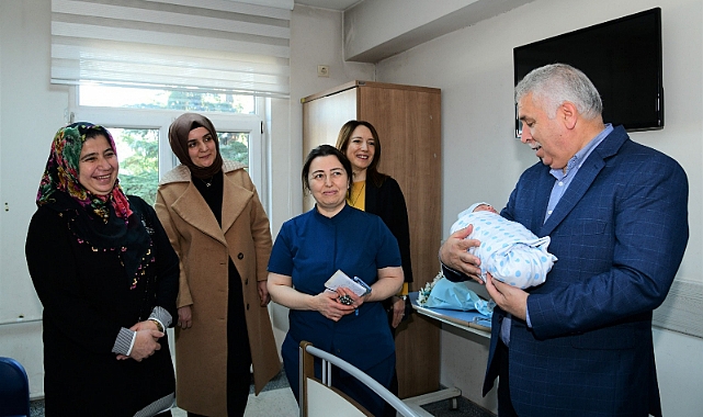 VALİ YILDIRIM, TRABZON'DA YENİ DOĞAN BEBEKLERİ ZİYARET ETTİ