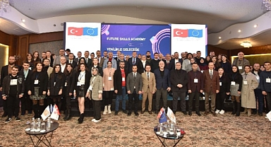 YENİLİKLE GELECEĞE KONFERANSINDA GELECEĞİN İŞLERİ GENÇLERE ANLATILDI