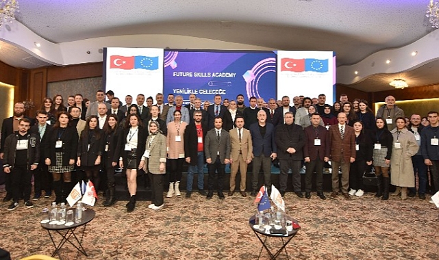 YENİLİKLE GELECEĞE KONFERANSINDA GELECEĞİN İŞLERİ GENÇLERE ANLATILDI