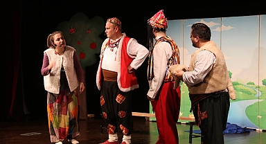 AKÇAABAT’TA ‘BANA BİR MASAL ANLAT’ ADLI ÇOCUK TİYATROSU SAHNELENDİ