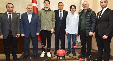 LİSE ÖĞRENCİLERİ ÇOK AMAÇLI DRON GELİŞTİRDİ