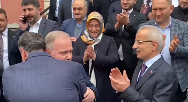 ÜSTÜN İLE AZİZOĞLU'NU BAKAN BULUŞTURDU “KUCAKLAŞTIĞINIZI GÖREYİM”