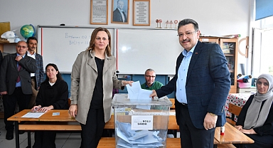 AHMET METİN GENÇ, OYUNU KULLANDI