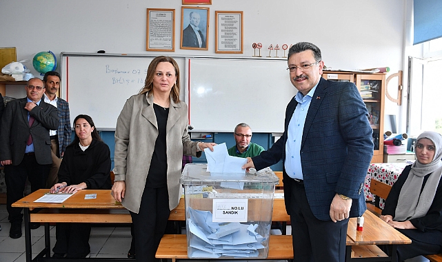 AHMET METİN GENÇ, OYUNU KULLANDI