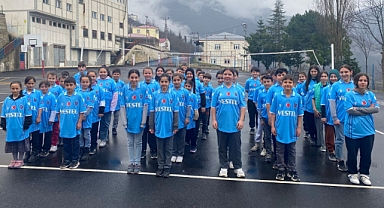 COŞKUN ÖZTÜRK' DENAKPINAR İLKÖĞRETİM OKULU ÖĞRENCİLERİNE FORMA…