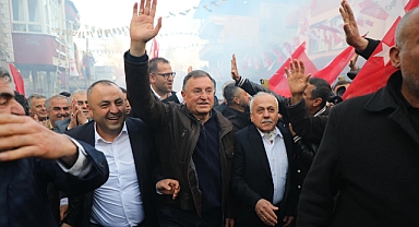 LÜTFÜ SAVAŞ'A SALDIRI: SAHNEDEN AŞAĞIYA ATILDI