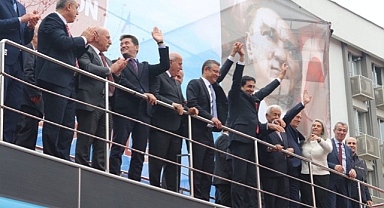 ÖZGÜR ÖZEL'DEN TRABZON'DA İMAMOĞLU MESAJI: KARDEŞ BELEDİYE OLACAK