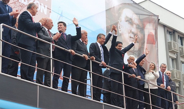 ÖZGÜR ÖZEL'DEN TRABZON'DA İMAMOĞLU MESAJI: KARDEŞ BELEDİYE OLACAK