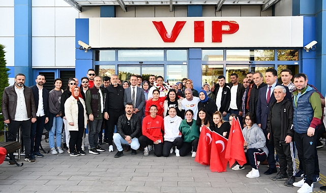 AVRUPA ŞAMPİYONU HAVVANUR’A MEMLEKETİ TRABZON’DA GÖRKEMLİ KARŞILAMA