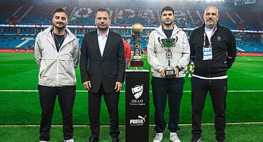 BAŞKAN DOĞAN MAÇ ÖNCESİ ŞAMPİYONA PLAKET VERDİ!