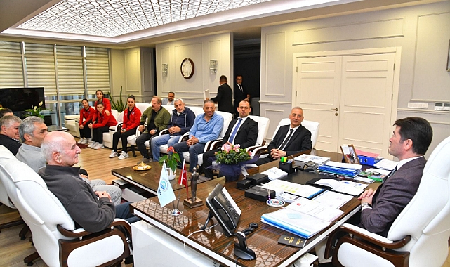 BAŞKAN KAYA, BAYAN HENTBOL TAKIMI’NI MAKAMINDA KABUL ETTİ